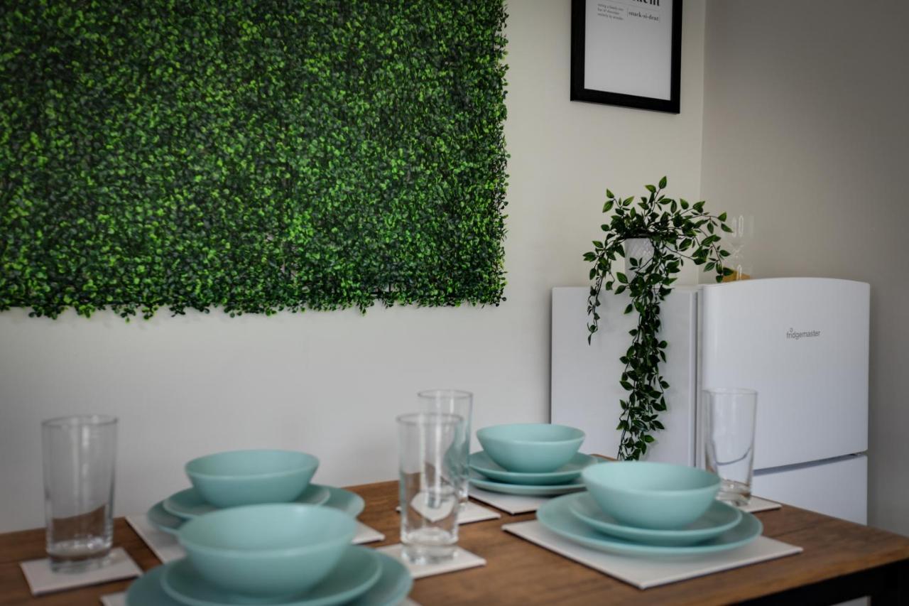 Spacious Three Bedroom House - Free Parking & Wifi チェルムスフォード エクステリア 写真